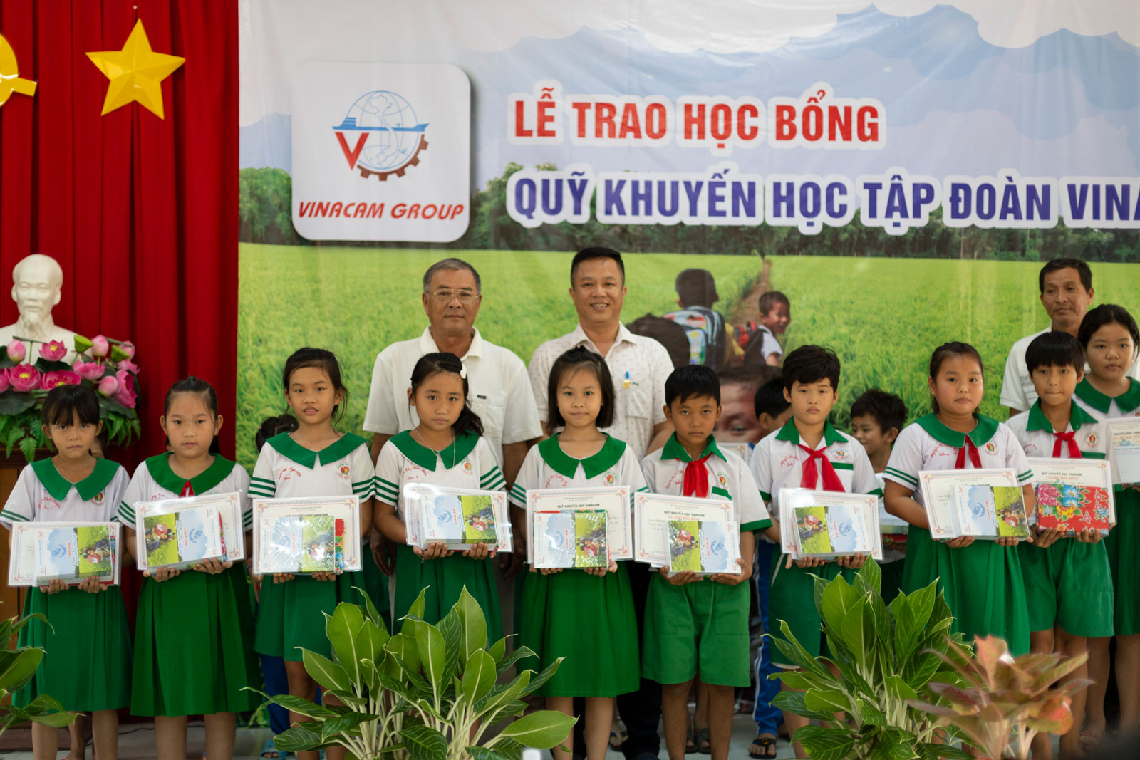 Các em học sinh nhận học bổng Quỹ khuyến học Vinacam
