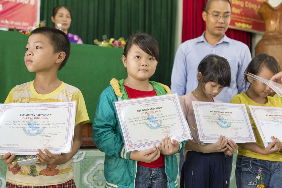 Quỹ khuyến học Vinacam trao học bổng cho các em học sinh xã Bù Gia Mập Bình Phước