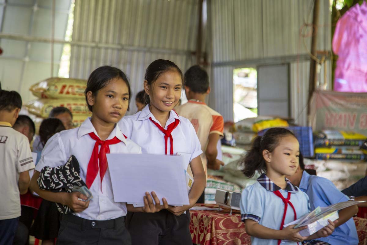 Quỹ khuyến học Vinacam trao học bổng cho các em học sinh xã Phước Sơn huyện Bù Đăng tỉnh Bình Phước