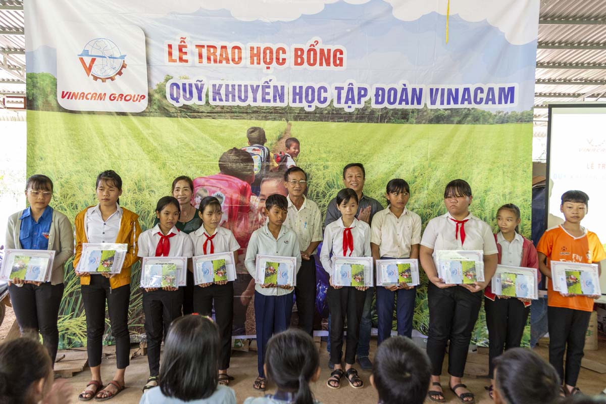 Quỹ khuyến học Vinacam trao học bổng cho các em học sinh xã Phước Sơn huyện Bù Đăng tỉnh Bình Phước