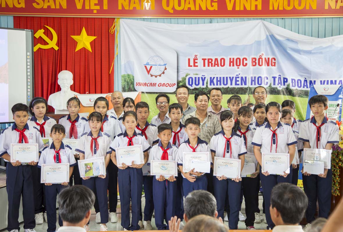 Quỹ khuyến học Vinacam trao học bổng cho các em học sinh trường THCS Đoàn Thị Nghiệp Tiền Giang