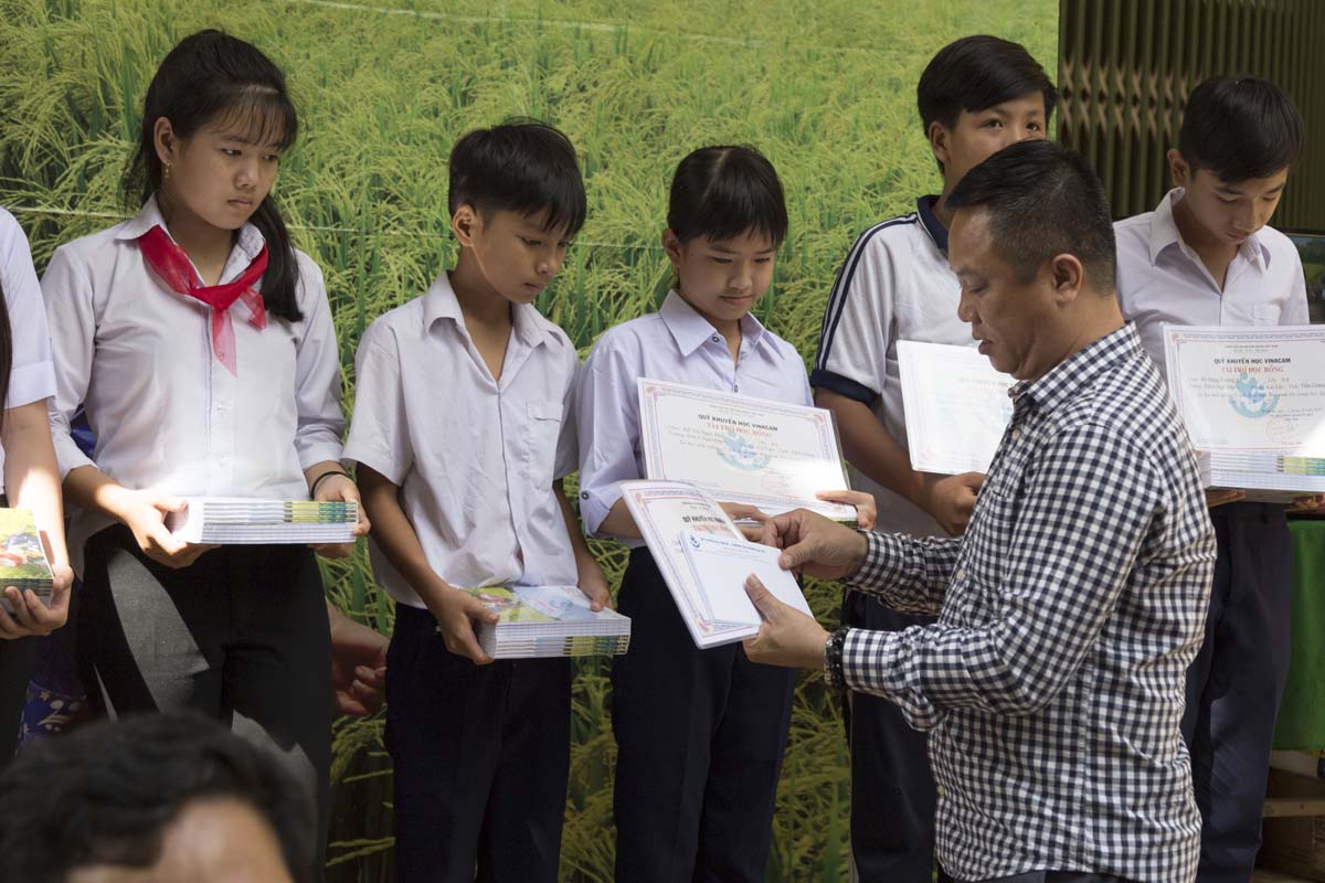 Quỹ khuyến học Vinacam trao học bổng cho các em học sinh trường THCS Ngũ Hiệp Tiền Giang