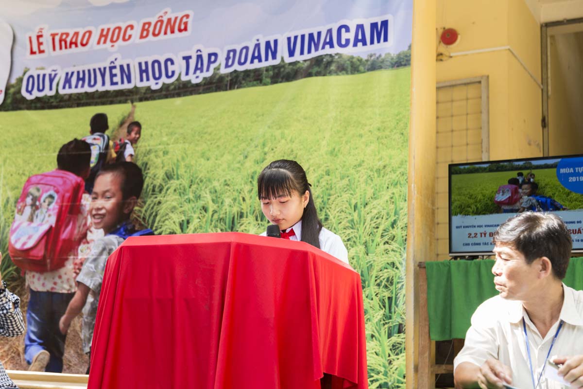 Quỹ khuyến học Vinacam trao học bổng cho các em học sinh trường THCS Ngũ Hiệp Tiền Giang