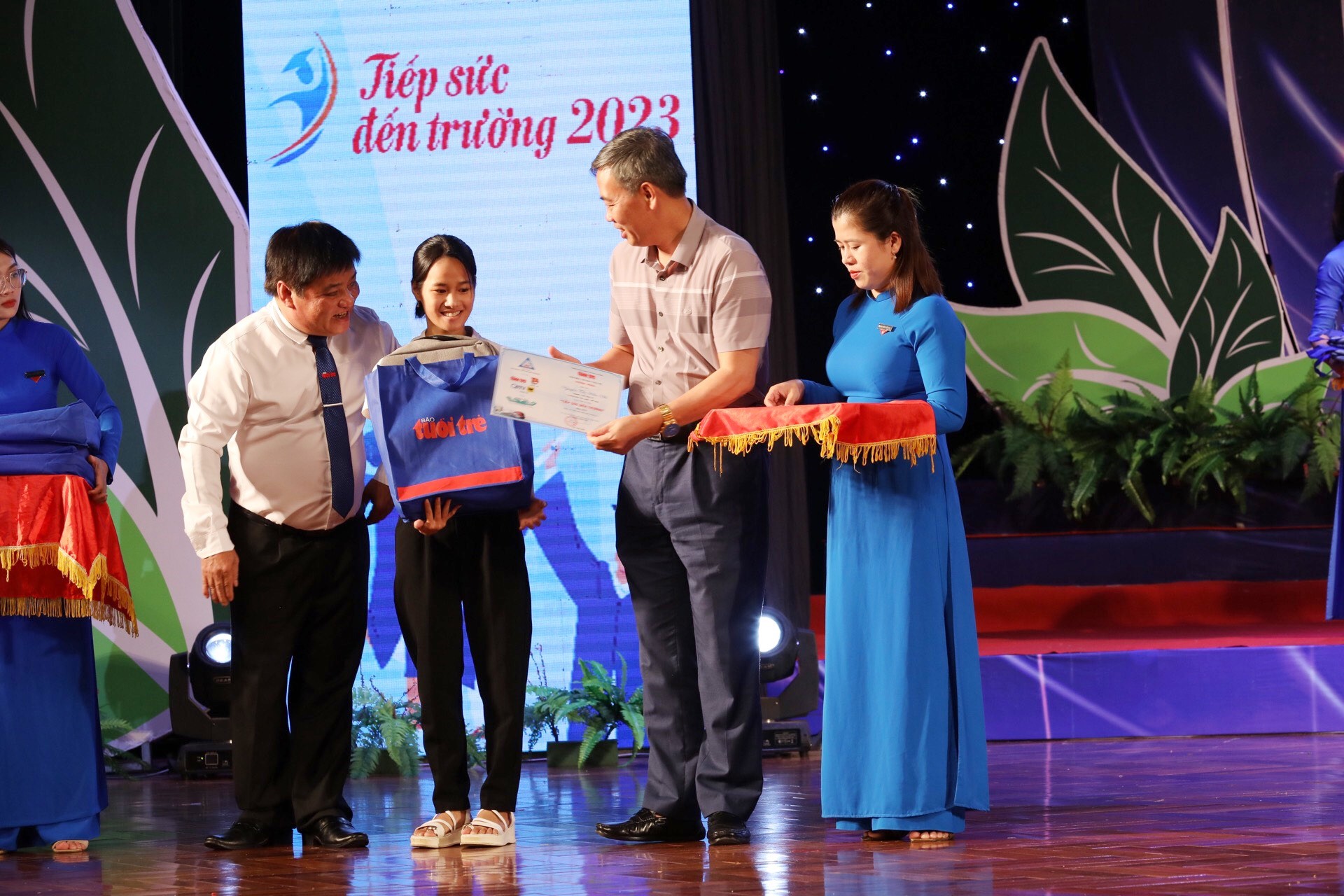 Chương trình giao lưu nghệ thuật “20 năm kết nối quê nhà Quảng Trị” và trao học bổng “Tiếp sức đến trường” năm 2023