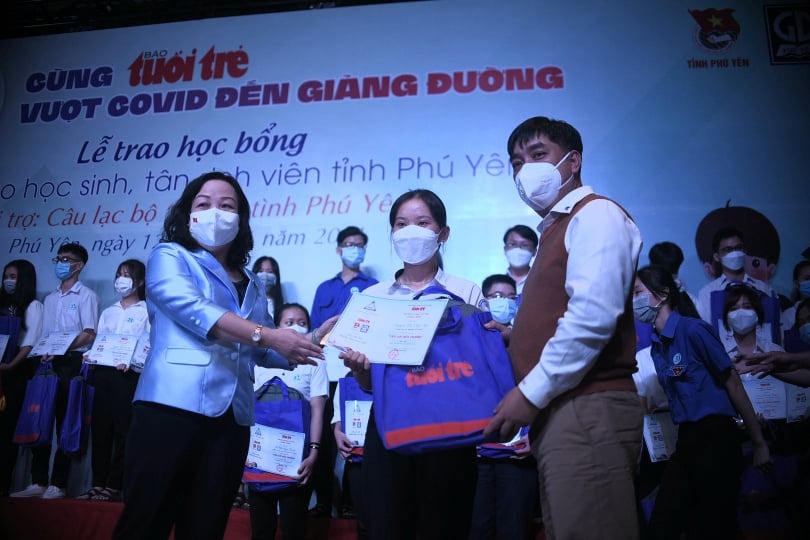 302 suất học bổng Tiếp sức đến trường trao tặng học sinh, tân sinh viên Phú Yên - Ảnh 2.
