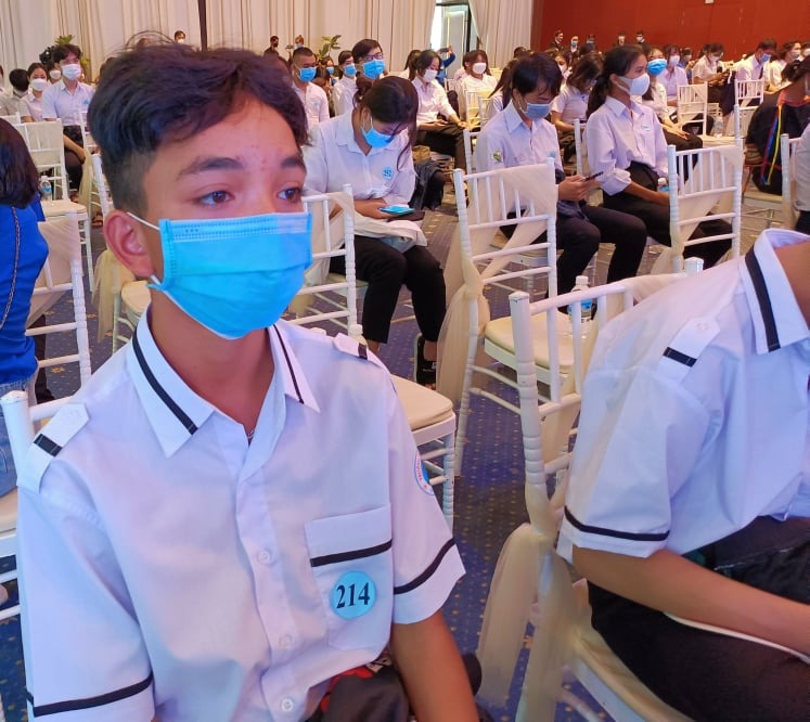 302 suất học bổng Tiếp sức đến trường trao tặng học sinh, tân sinh viên Phú Yên - Ảnh 8.