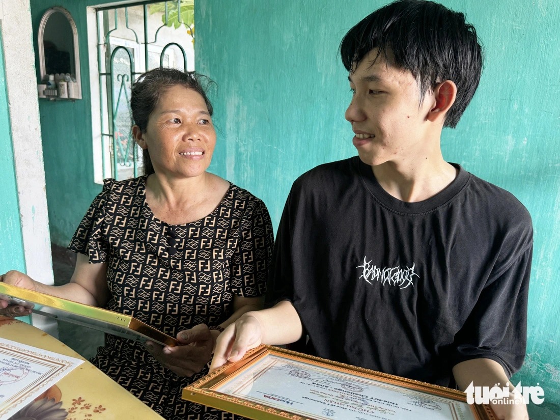 Cuộc  sống lam lũ, bà Xuân mừng khi con có nhiều thành tích trong học tập - Ảnh: LÊ TRUNG