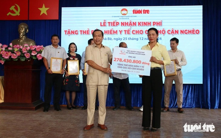 Hơn 1.000 thẻ bảo hiểm y tế tặng hộ cận nghèo - Ảnh 2.