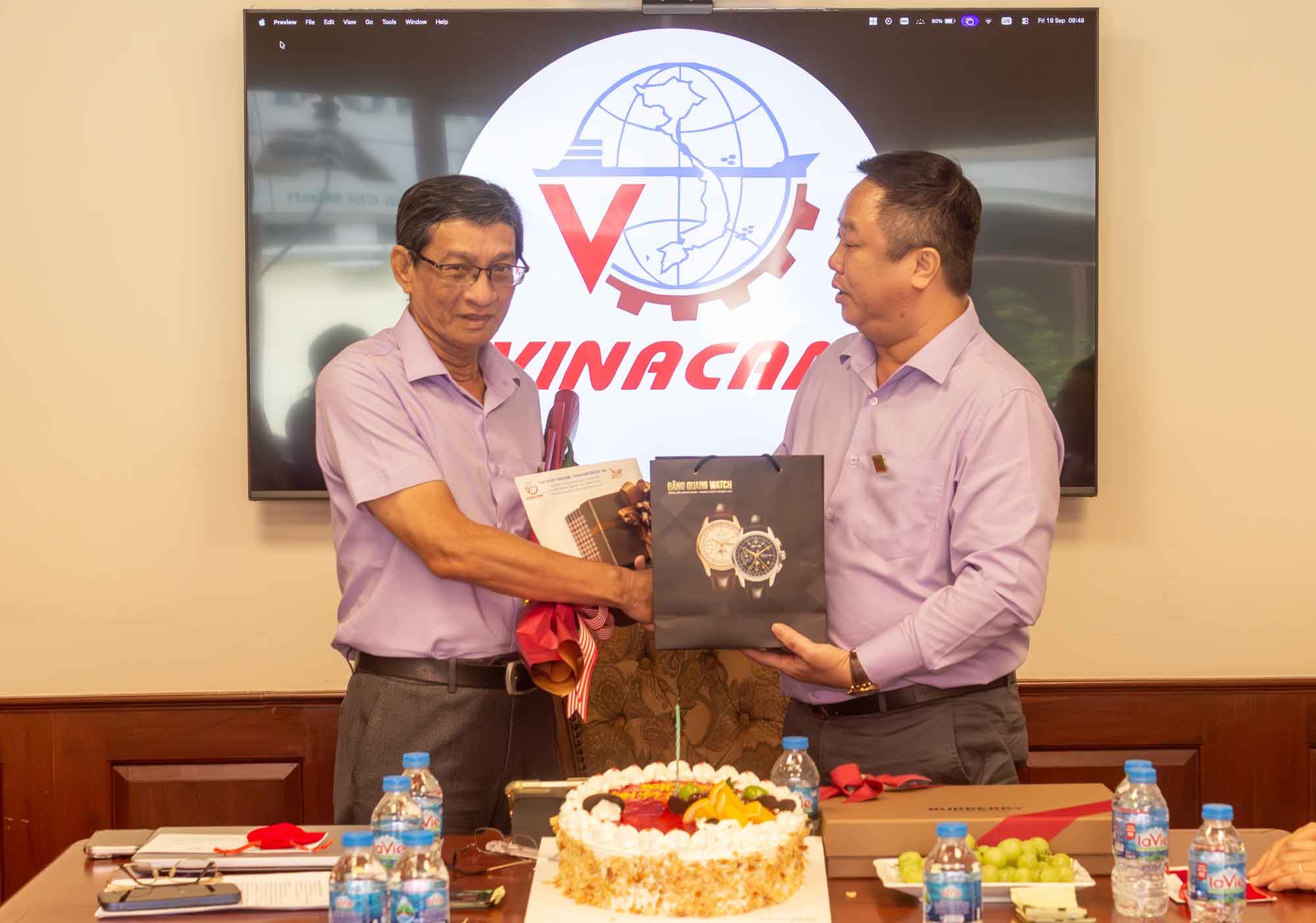 Ổng Trịnh Thanh Dũng thay mặt anh em Công ty trao quà cho ổng Nguyễn Hoàn Nam