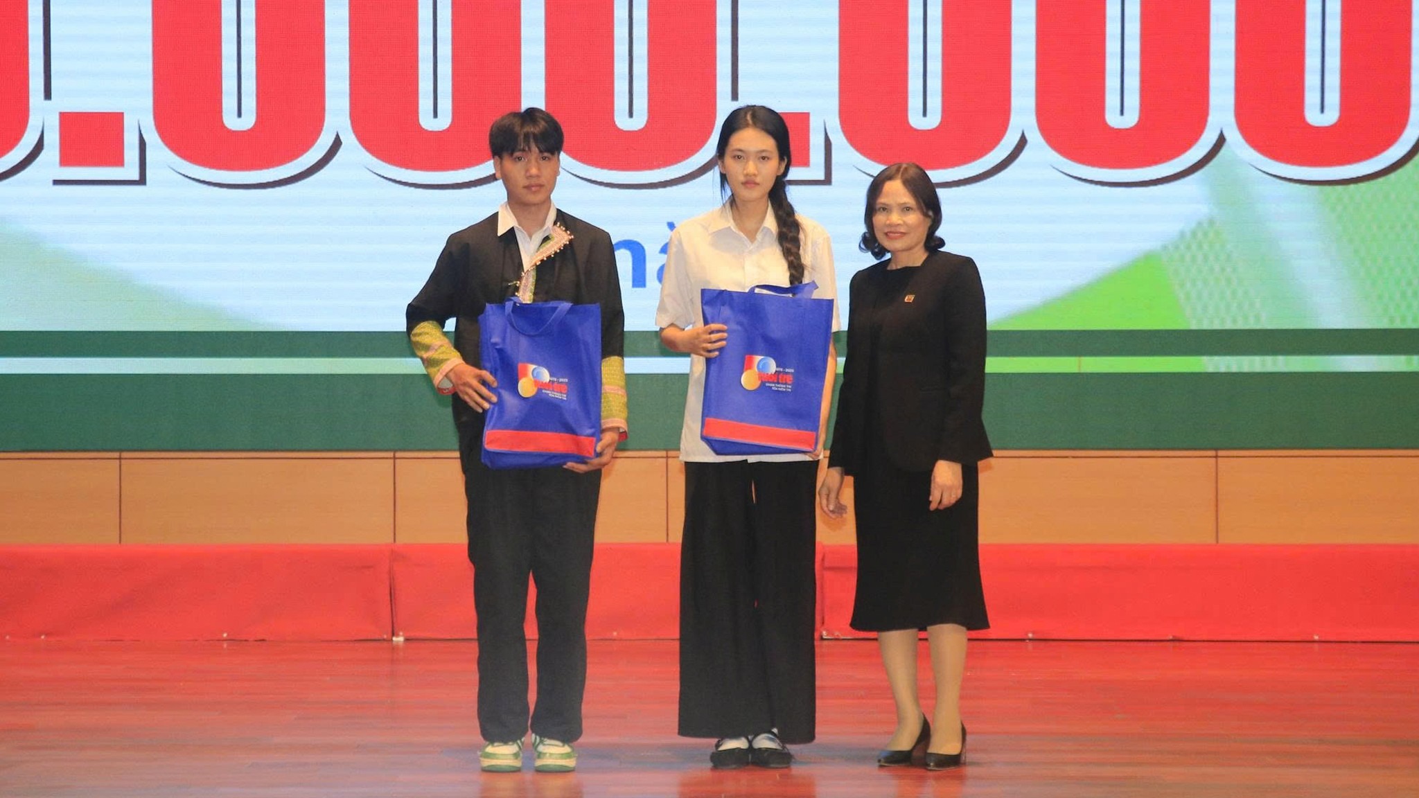 Trao 2 suất học bổng đặc biệt trị giá 50 triệu