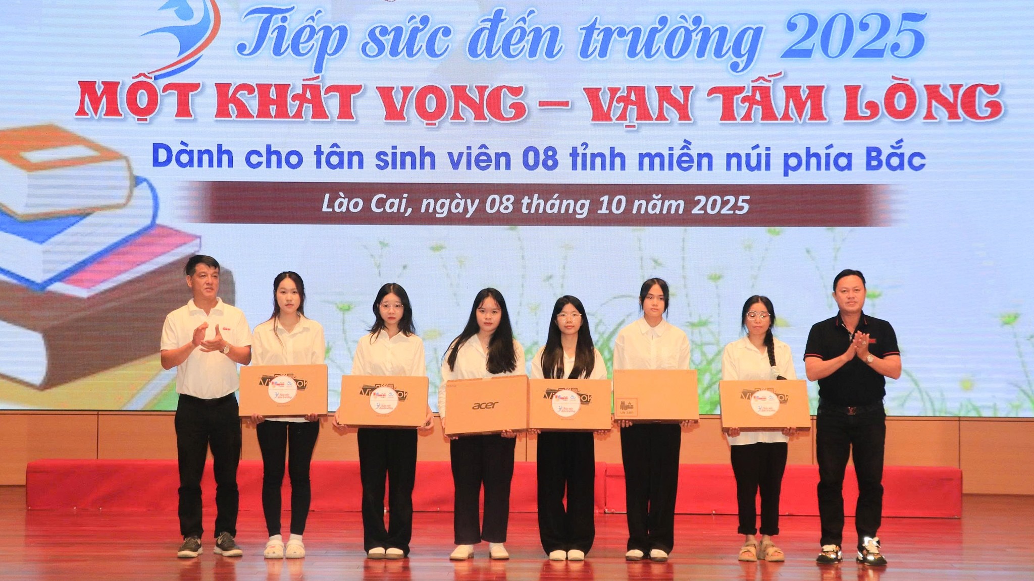 Các tân sinh viên có hoàn cảnh đặc biệt khó khăn được trao tặng laptop