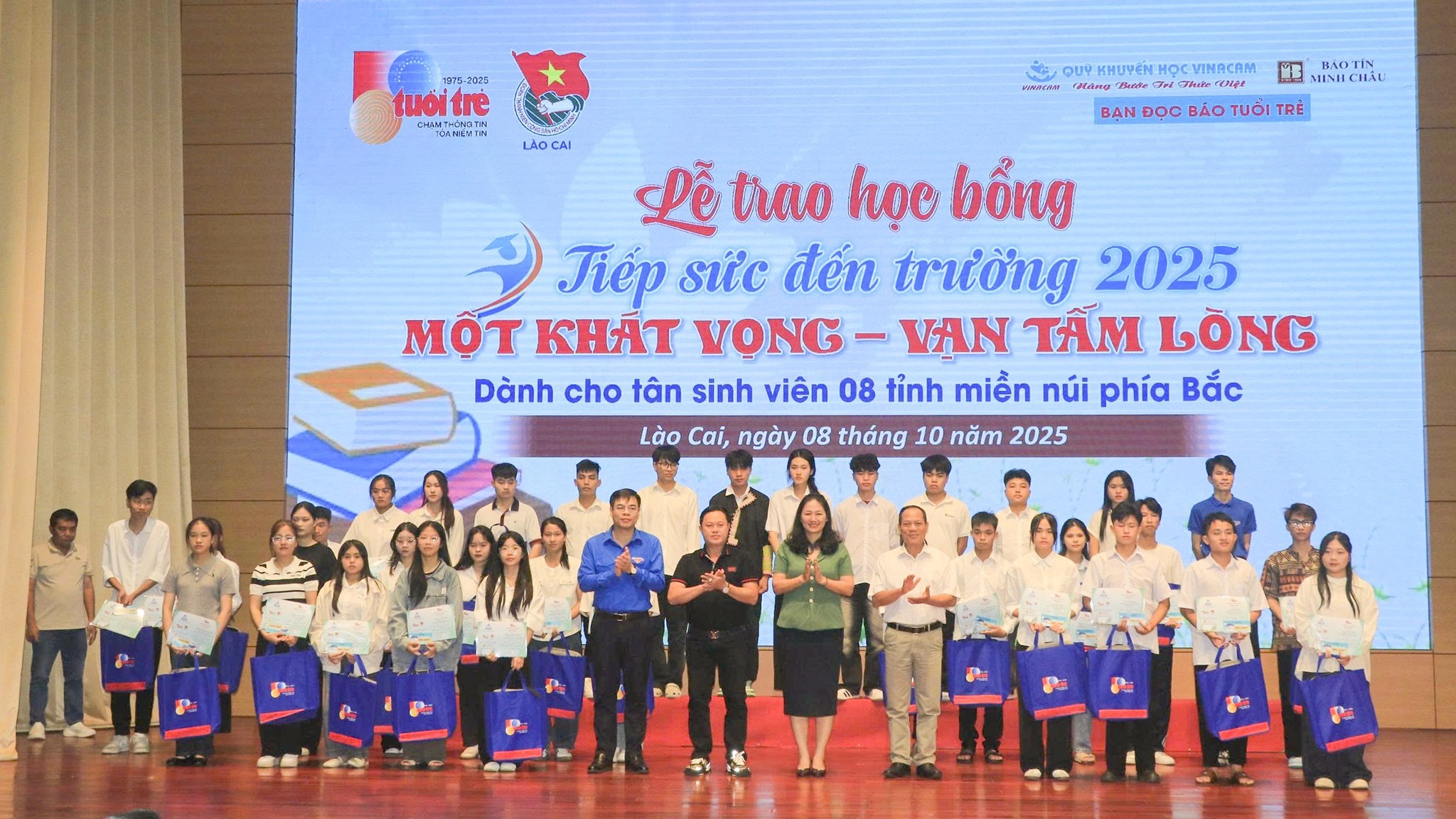 Trao học bổng cho các tân sinh viên