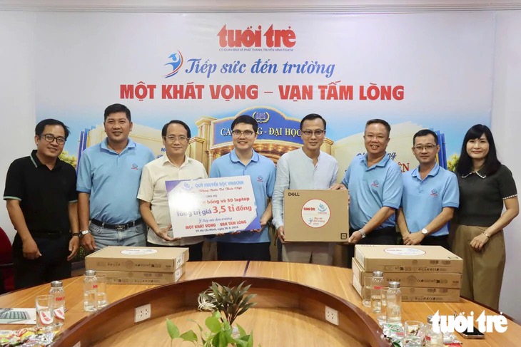 Tập đoàn Vinacam ủng hộ 3,5 tỉ đồng Tiếp sức đến trường: 'Nếu chúng tôi dừng lại, biết đâu thêm một bạn không thể đến trường' - Ảnh 3.
