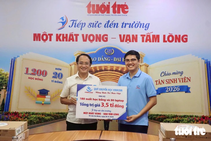 Tập đoàn Vinacam ủng hộ 3,5 tỉ đồng Tiếp sức đến trường: 'Nếu chúng tôi dừng lại, biết đâu thêm một bạn không thể đến trường' - Ảnh 1.