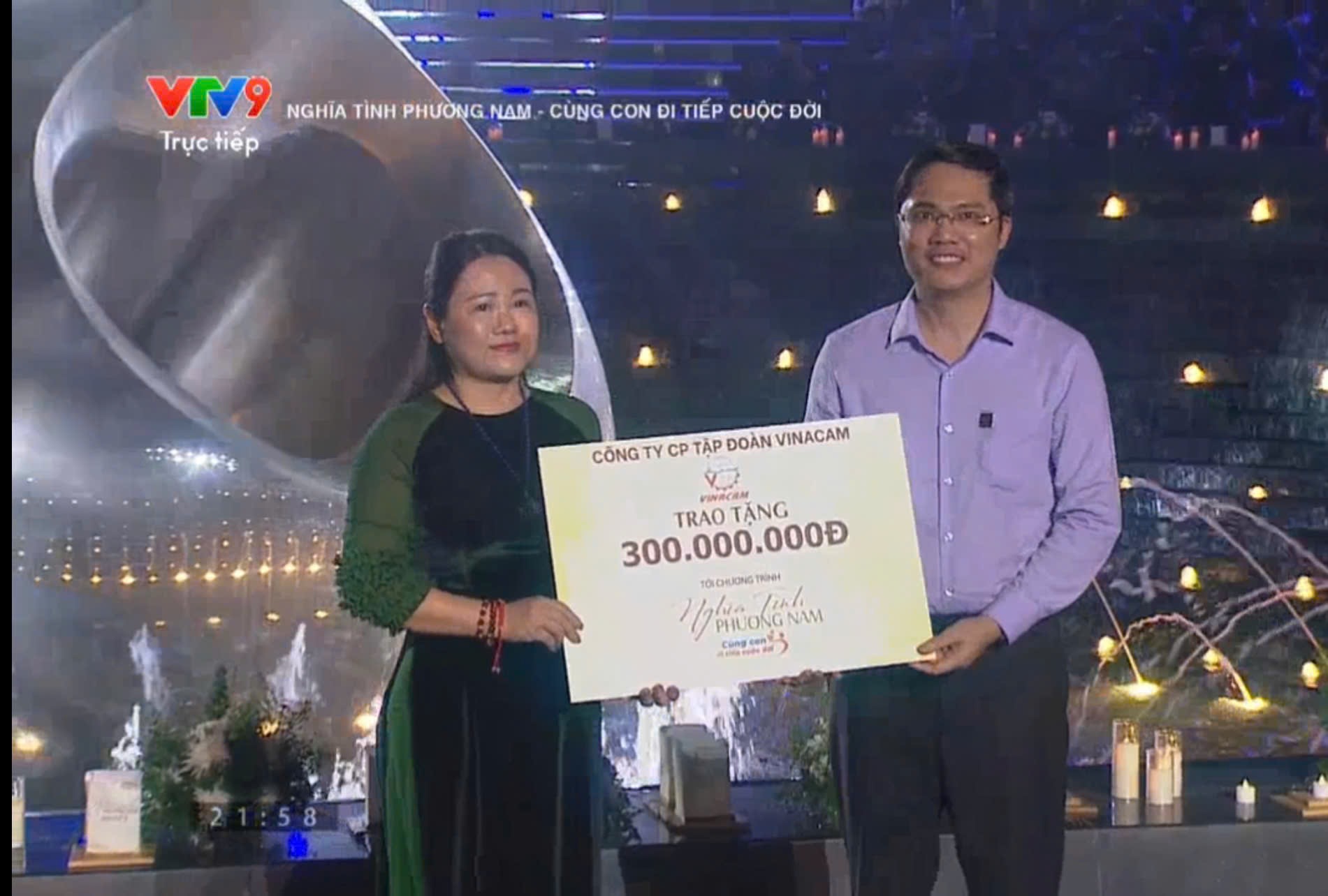 Đại diện Tập đoàn trao tặng số tiền 300 triệu cho chương trình