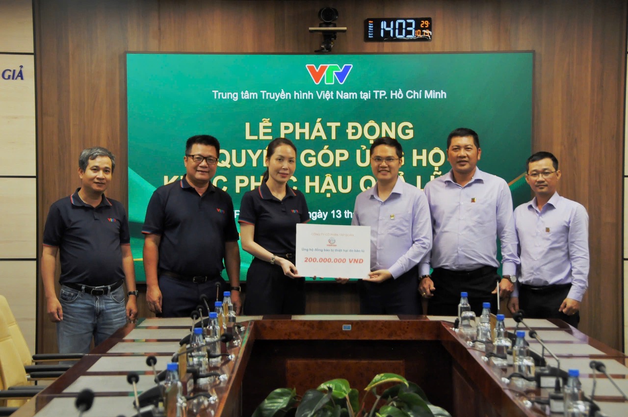 Đại diện Tập đoàn Vinacam trao số tiền 200 triệu ủng hộ đồng bào phía Bắc bị thiệt hại do mưa lũ