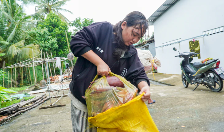 Mẹ mất, 15 tuổi buôn bắp chuối nuôi cha bị liệt, tân SV chỉ đóng nổi học phí kỳ đầu