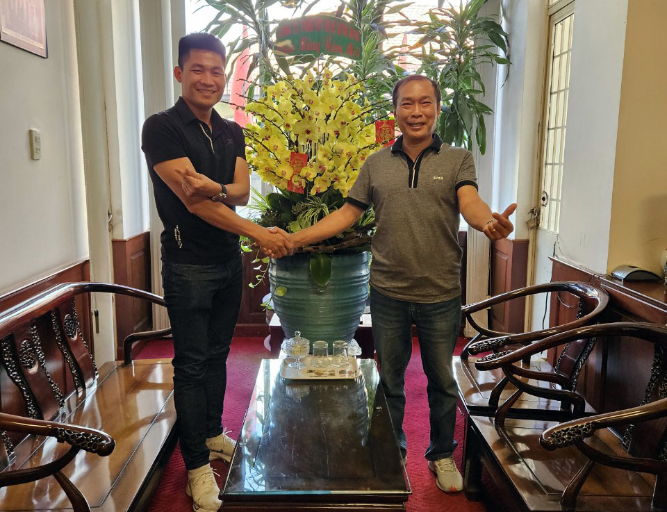 Ông Vũ Duy Hải – Chủ tịch HĐQT kiêm TGĐ Tập đoàn Vinacam (bên phải) cùng ông Lê Văn Tuyên – Giám đốc kinh doanh Đạm Ninh Bình