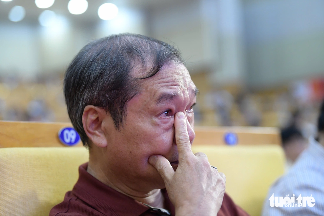 Bố qua đời ngay trước mắt, nam sinh làm công nhân hai năm nay đậu ĐH Thương mại, Tuổi Trẻ tiếp sức
