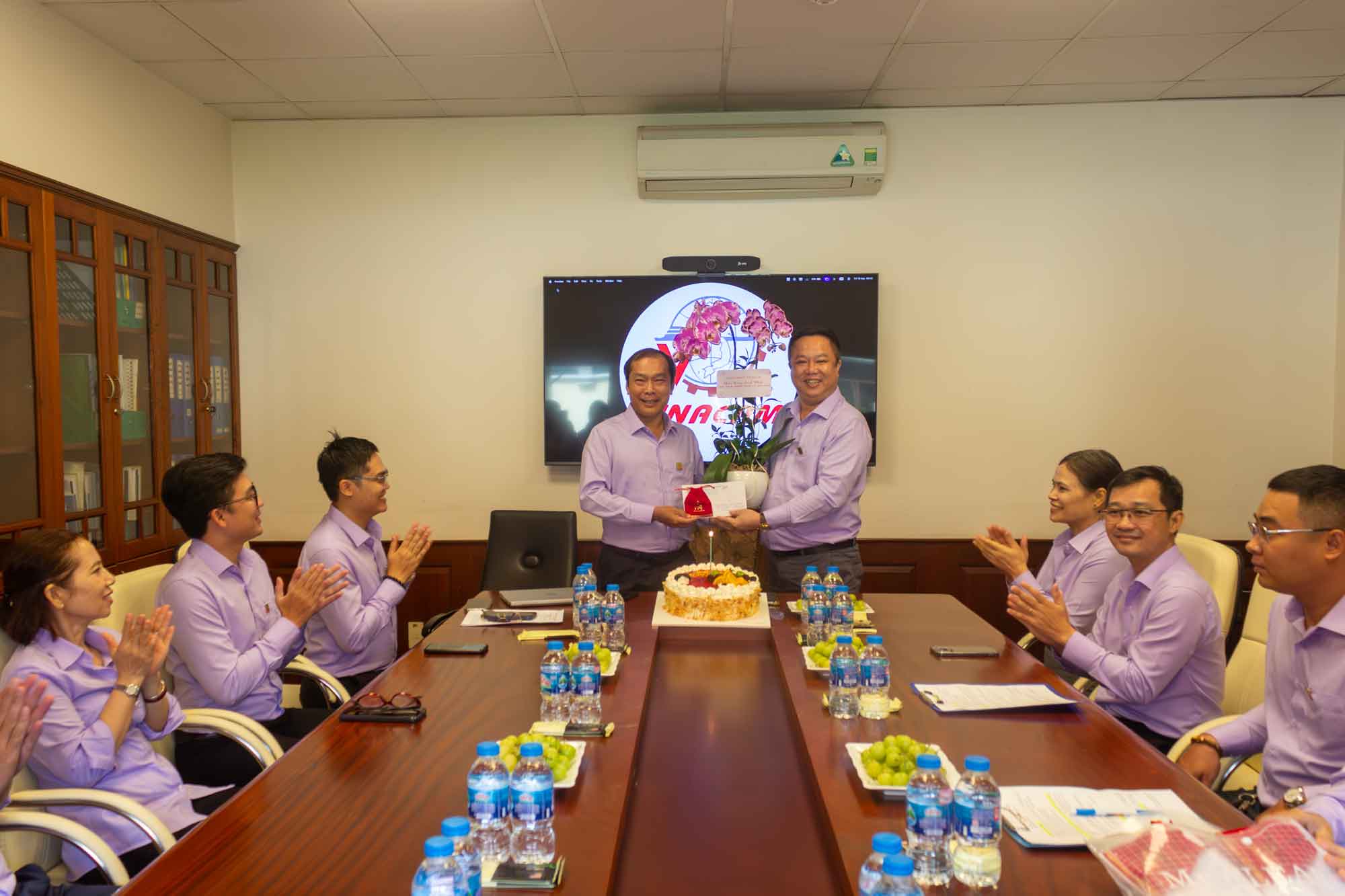Ổng Trịnh Thanh Dũng - Giám đốc kinh doanh tặng hoa và quà chúc mừng sinh nhật Tổng giám đốc