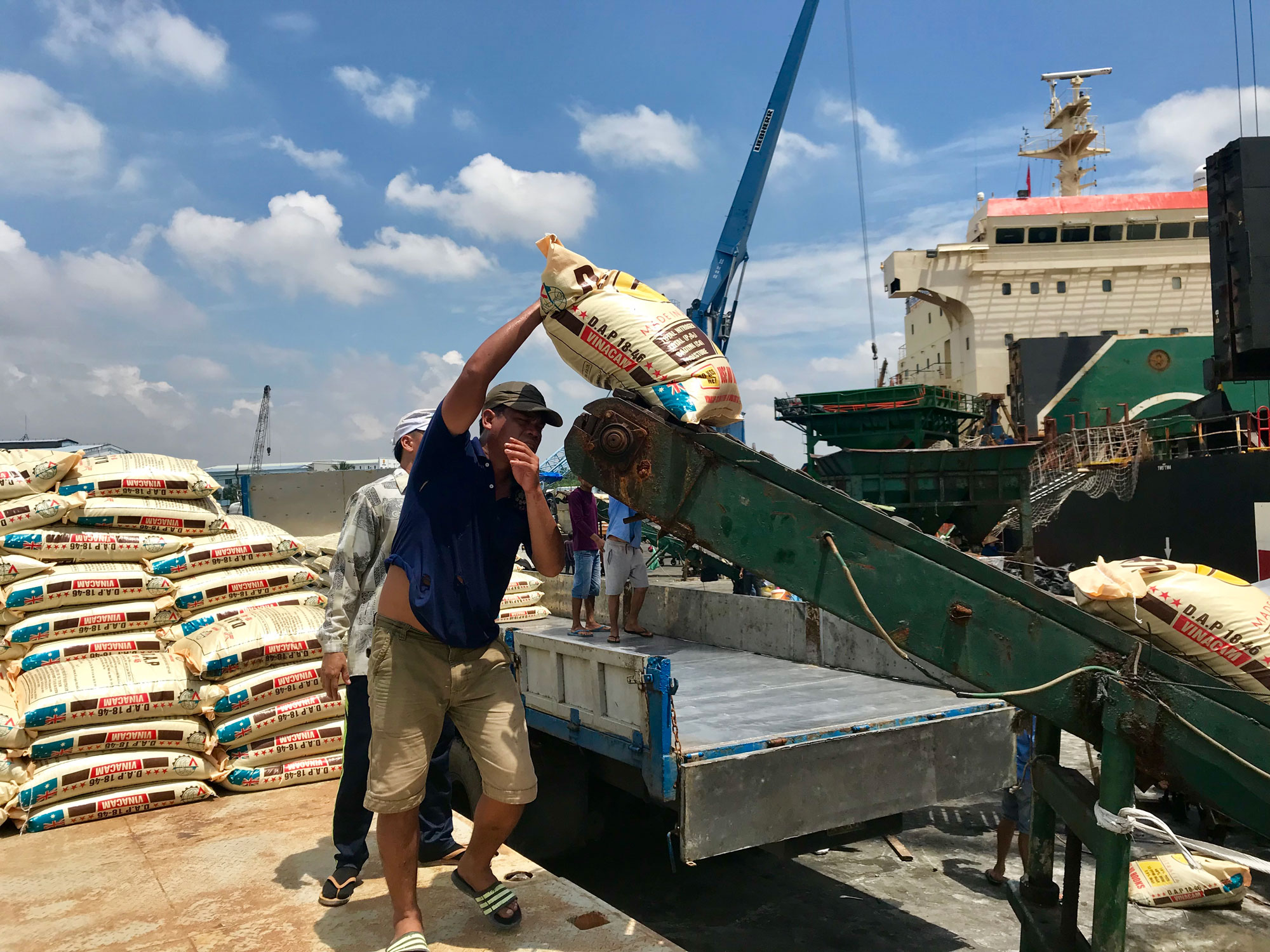 Công nhân thực hiện đóng gói bốc xếp hàng hoá tại cảng Khánh Hội