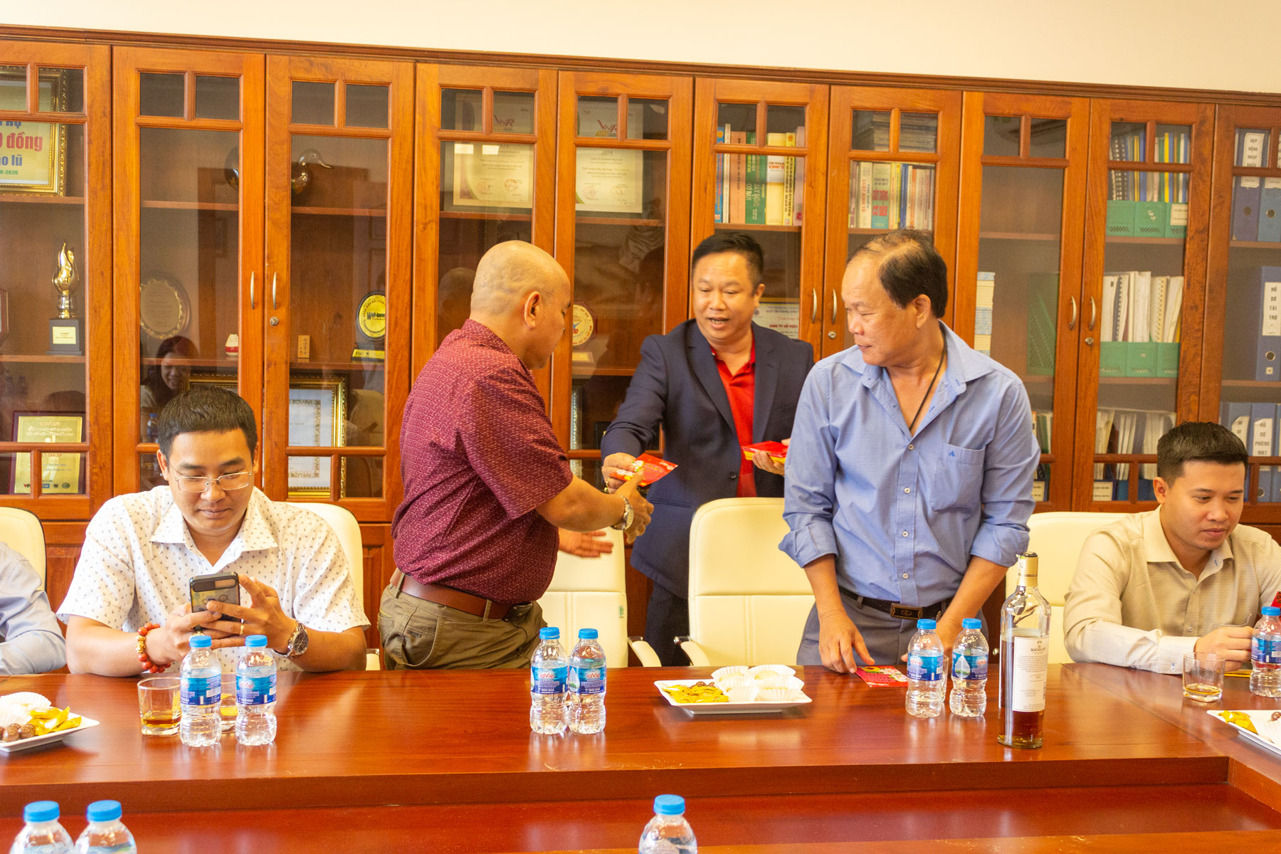 Ông Trịnh Thanh Dũng thay mặt ban lãnh đạo lì xì CB-CNV