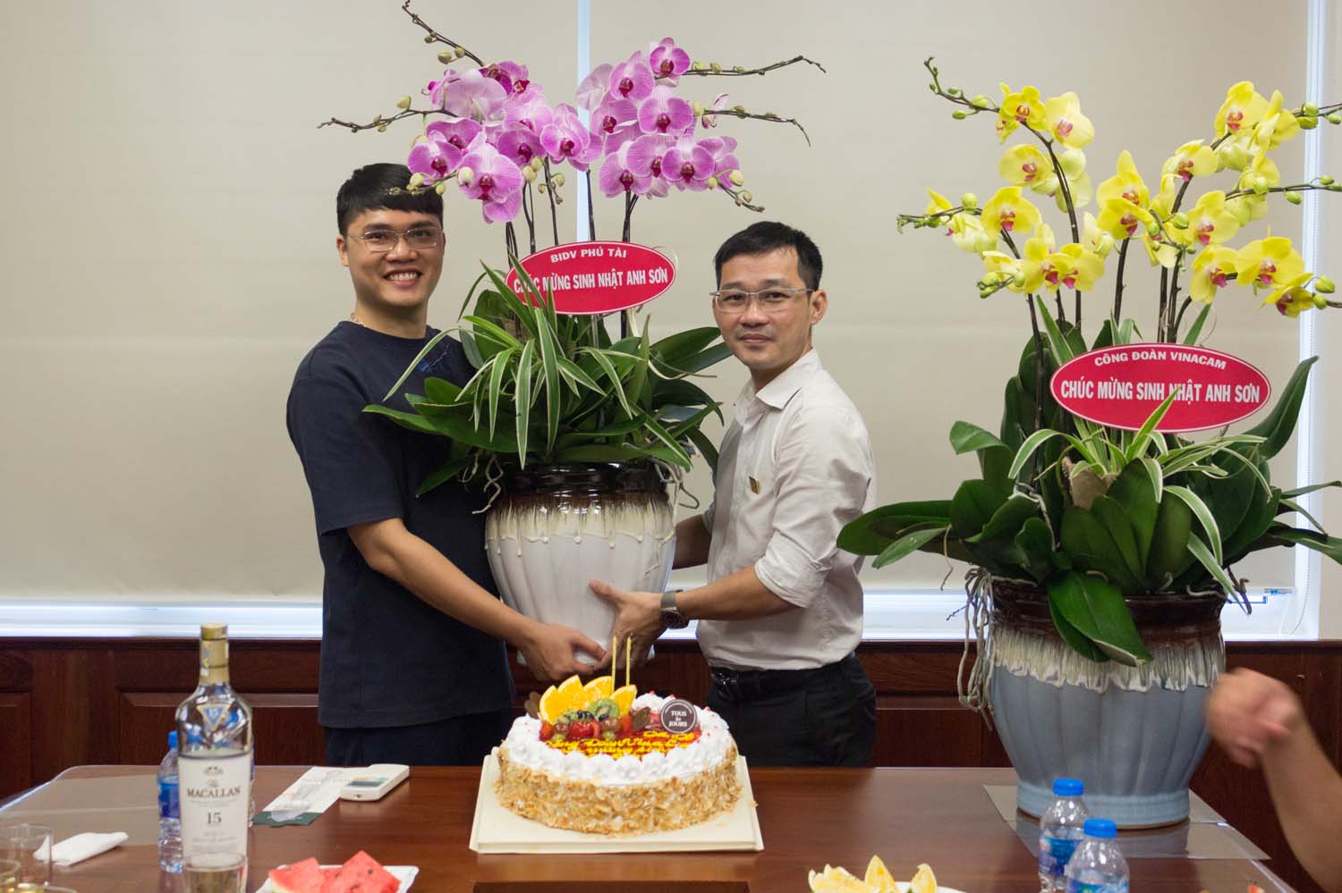 Ngân hàng BIDV Phú Tài chúc mừng sinh nhật Ông Vũ Hải Sơn - Phó Tổng Giám Đốc Vinacam