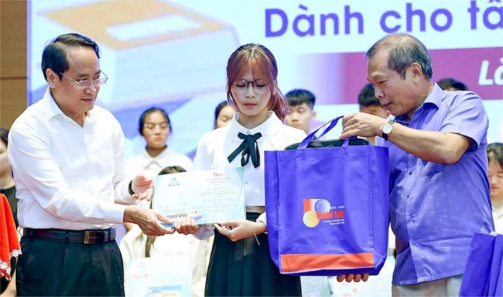 'Sẽ gọi ngay cho mẹ, đúng là học bổng Tiếp sức đến trường chứ không phải... lừa đảo'