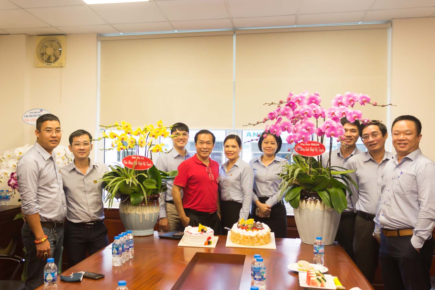 Tập thể Vinacam chúc mừng sinh nhật chị Văn Thị Tuyển