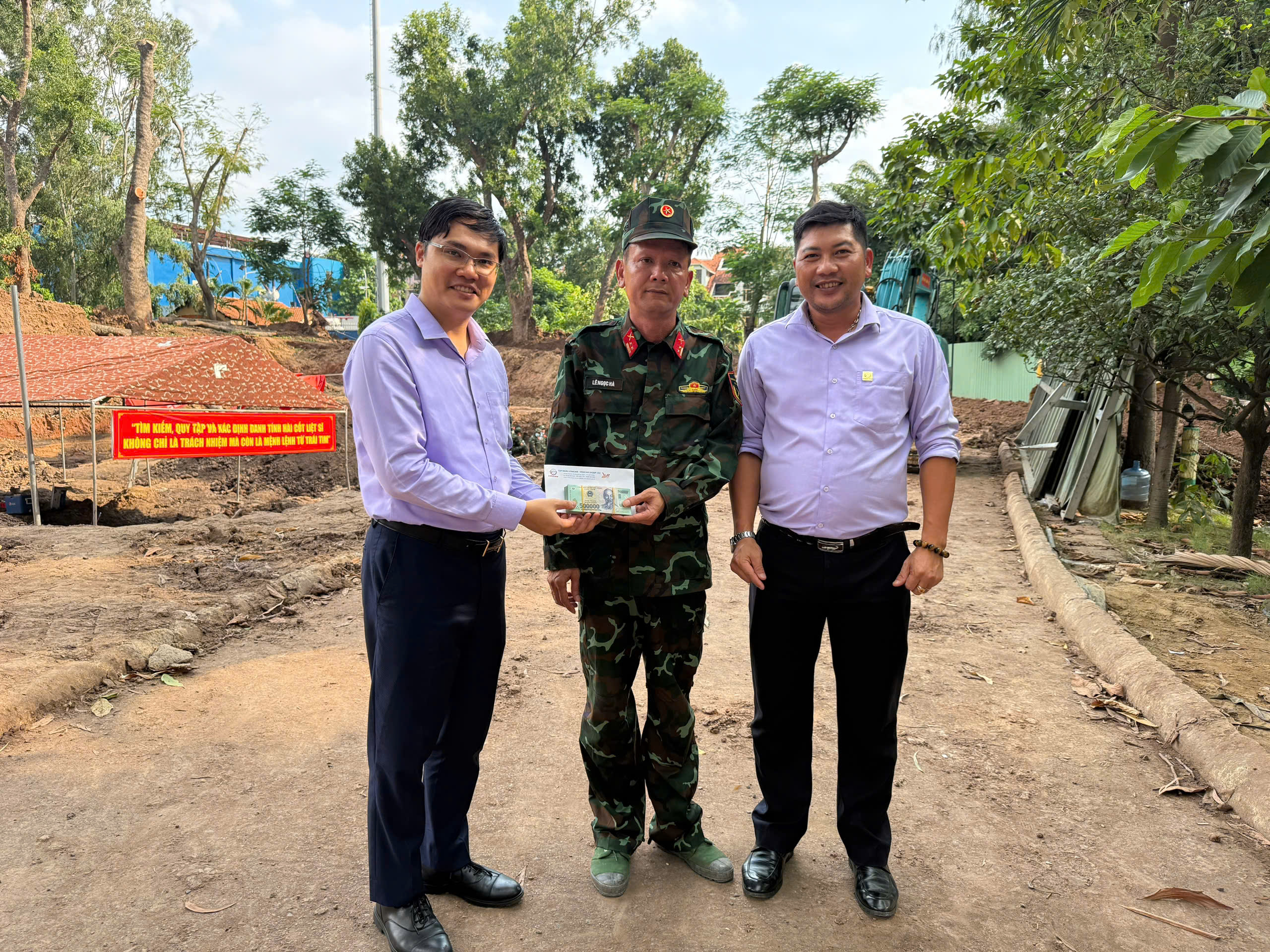 Tập đoàn Vinacam trao tặng quà cho các chiến sĩ thực hiện công việc tìm kiếm và quy tập