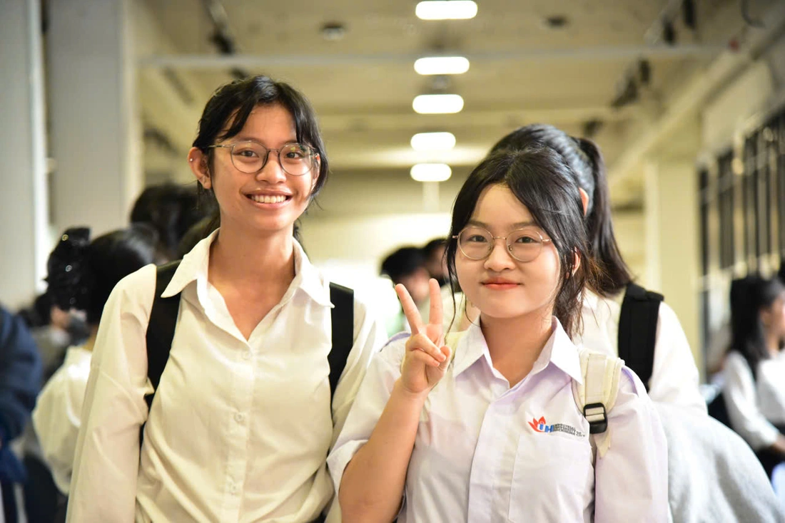 Mẹ may gia công 2.000 thành phẩm được 100.000 đồng: 15 triệu học bổng bằng 4 tháng lương của tôi!