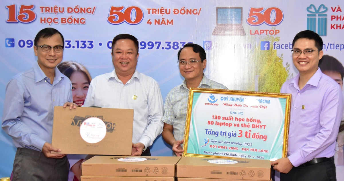 Công ty Vinacam trao 3 tỉ đồng cho chương trình Tiếp sức đến trường 2025