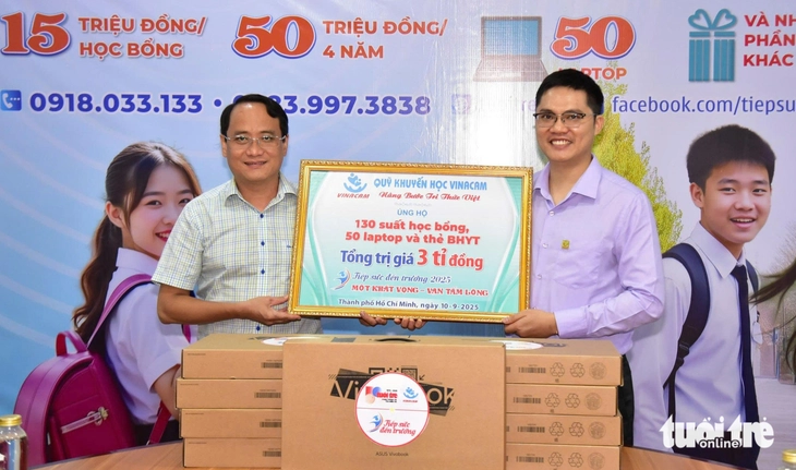 Công ty cổ phần Tập đoàn Vinacam ủng hộ Tiếp sức đến trường 3 tỉ đồng