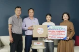 Trao học bổng và laptop cho nữ SV ĐH Giao thông vận tải TP.HCM, con gái người cha khiếm thị