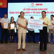 Hơn 1.000 thẻ bảo hiểm y tế tặng hộ cận nghèo