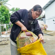 Mẹ mất, 15 tuổi buôn bắp chuối nuôi cha bị liệt, tân SV chỉ đóng nổi học phí kỳ đầu