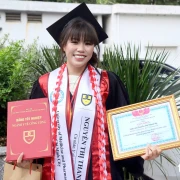 Không có mẹ cha, nhặt ve chai từng đêm ở chợ Mỹ Tho, nữ sinh được Tuổi Trẻ giúp đi học tốt nghiệp ĐH Y Dược TP.HCM