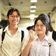 Mẹ may gia công 2.000 thành phẩm được 100.000 đồng: 15 triệu học bổng bằng 4 tháng lương của tôi!