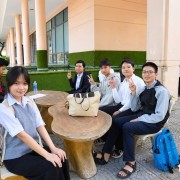 Tài trợ học phí toàn bậc đại học, tặng 50 triệu cho nữ SV thiếu tình cha, phải phơi cá thuê kiếm sống