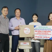 Trao học bổng và laptop cho nữ SV ĐH Giao thông vận tải TP.HCM, con gái người cha khiếm thị