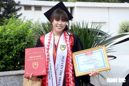 Không có mẹ cha, nhặt ve chai từng đêm ở chợ Mỹ Tho, nữ sinh được Tuổi Trẻ giúp đi học tốt nghiệp ĐH Y Dược TP.HCM