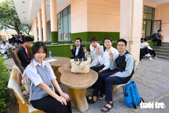 Tài trợ học phí toàn bậc đại học, tặng 50 triệu cho nữ SV thiếu tình cha, phải phơi cá thuê kiếm sống
